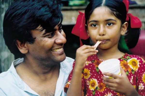 মাটর ময়না সিনেমার আনুর সাথে পরিচালক তারেক মাসুদ