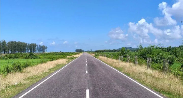 মেরিন ড্রাইভ: সড়ক ও সমুদ্র চলেছে সমান্তরালে যেখানে