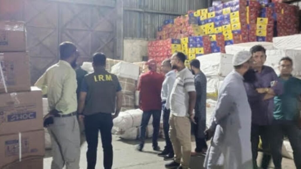 যশোরে বেনাপোল স্থলবন্দরে ঘোষণা বহির্ভূত শাড়ি-থ্রিপিস ও প্রসাধনী জব্দ