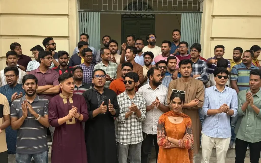 সাংবাদিকদের উপর হামলার বিচার চেয়ে ভিসি ভবন ঘেরাও জবি ছাত্রদলের সাংবাদিকদের উপর হামলার বিচার চেয়ে ভিসি ভবন ঘেরাও জবি ছাত্রদলের