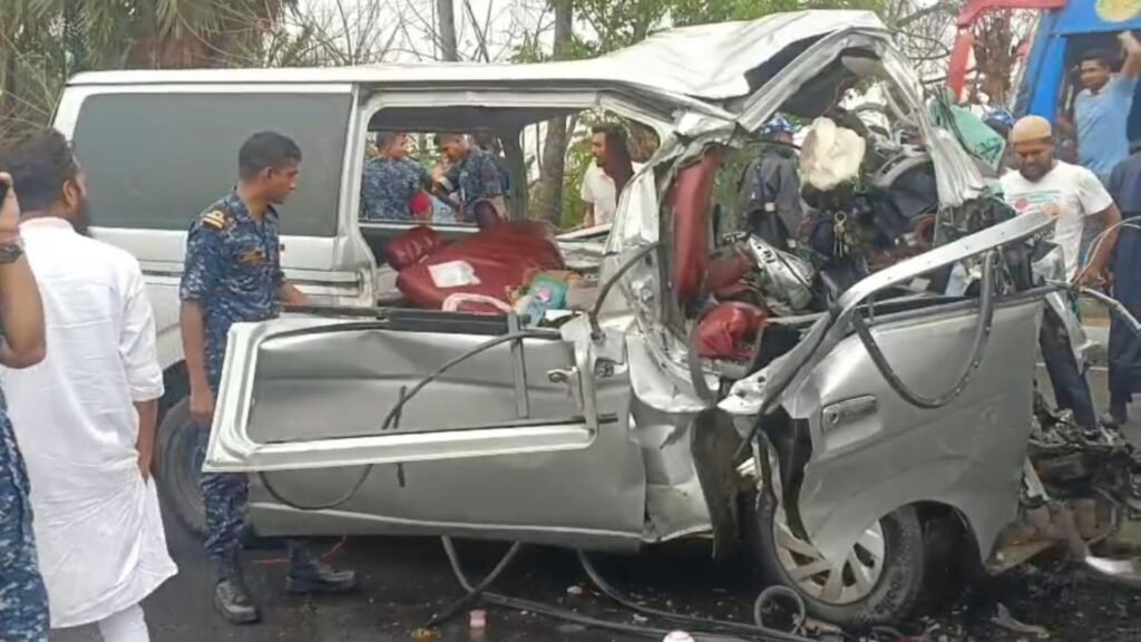 রামপালে বাসের ধাক্কায় শেষ হলো বিয়ের আনন্দ: নবদম্পতিসহ ঝরল ১৪ প্রাণ