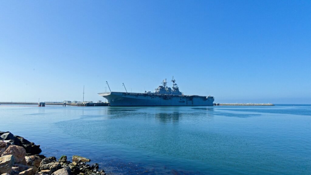 মধ্যপ্রাচ্যের পথে মার্কিন যুদ্ধজাহাজ ইউএসএস ত্রিপোলি ও ৩১তম এমইইউ মার্কিন যুদ্ধজাহাজ ইউএসএস ত্রিপোলি