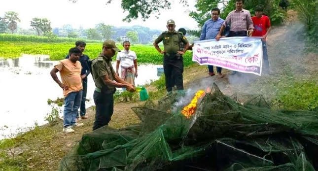 যশোরে কপোতাক্ষ নদে ৩,৫০০ মিটার অবৈধ চায়না জাল জব্দ ও ধ্বংস যশোরে কপোতাক্ষ নদে ৩,৫০০ মিটার অবৈধ চায়না জাল জব্দ ও ধ্বংস