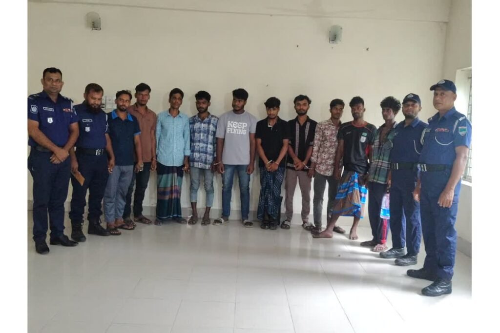 চিতলমারীতে পুলিশি অভিযাবে একদিনে ১১ জন গ্রেফতার, ১০ আদালতে চিতলমারীতে পুলিশি অভিযাবে একদিনে ১১ জন গ্রেফতার, ১০ আদালতে