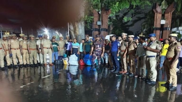 বেনাপোলে ট্রাভেল পারমিটে ভারত থেকে দেশে ফিরলেন ৫০ অবৈধ বাংলাদেশি বেনাপোলে ট্রাভেল পারমিটে ভারত থেকে দেশে ফিরলেন ৫০ বাংলাদেশি, বিজিবির কাছে হস্তান্তর