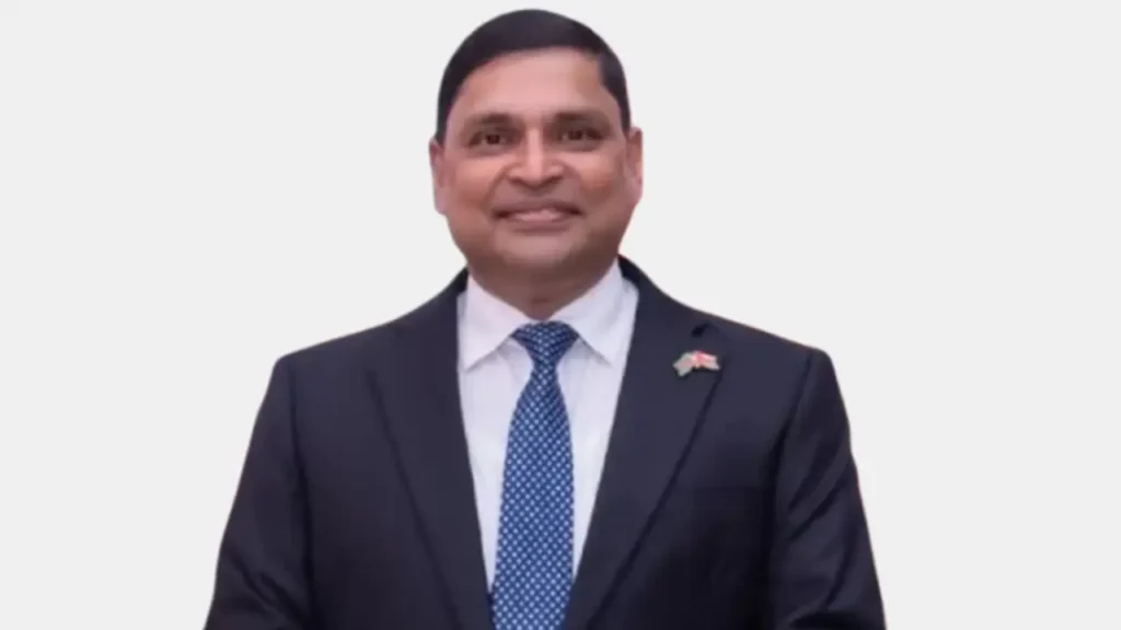 নতুন নৌবাহিনী প্রধান হিসেবে দায়িত্ব নিচ্ছেন রিয়ার এডমিরাল খোন্দকার মিসবাহ উল আজীম রিয়ার এডমিরাল খোন্দকার মিসবাহ উল আজীম