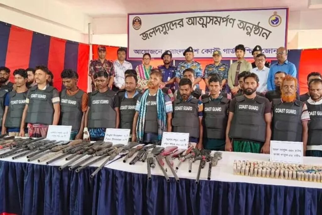 সুন্দরবনে বড় সাফল্য: ছোট জাহাঙ্গীর বাহিনীর প্রধানসহ ২৭ দস্যুর আত্মসমর্পণ