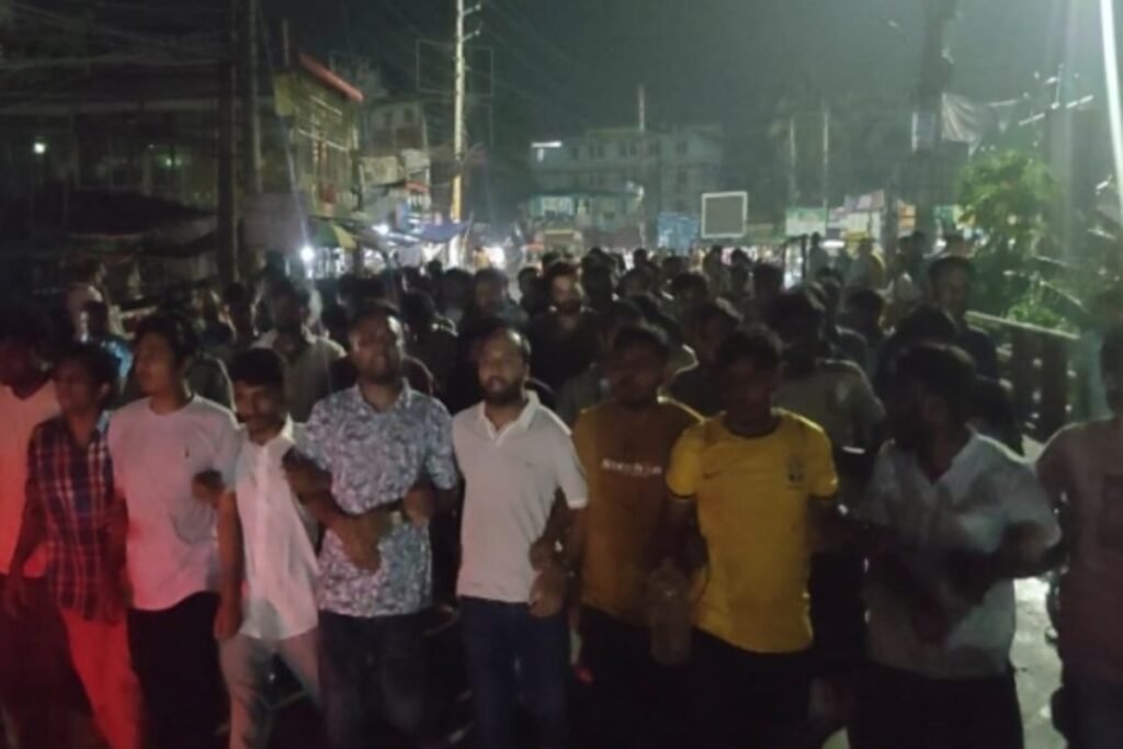 যশোরে এমএম কলেজে বহিরাগতকে গণধোলাই, ক্যাম্পাসে তীব্র উত্তেজনা যশোরে এমএম কলেজে বহিরাগতকে গণধোলাই, ক্যাম্পাসে তীব্র উত্তেজনা