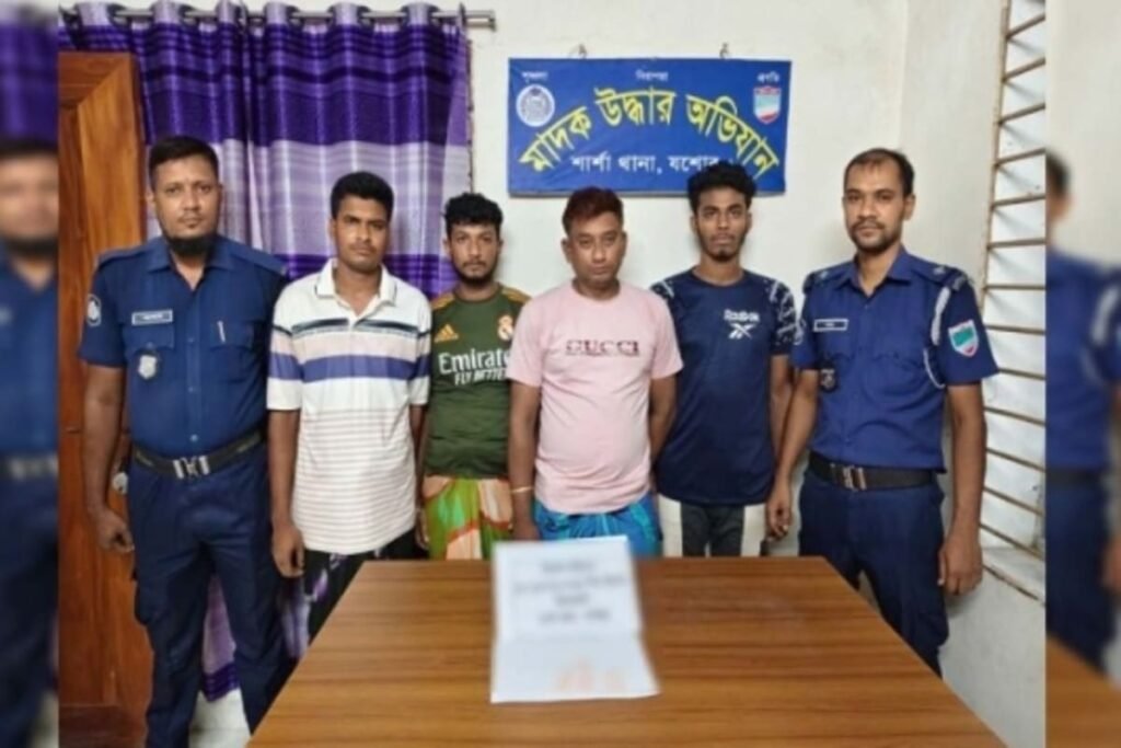 যশোরের শার্শায় ইজিবাইকসহ চার মাদক কারবারি আটক