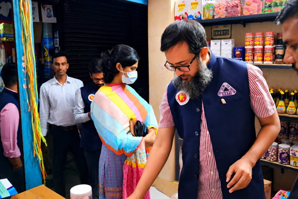 রাজশাহীতে বিএসটিআইয়ের অভিযানে অনুমোদনহীন চকলেট বিক্রিতে জরিমানা