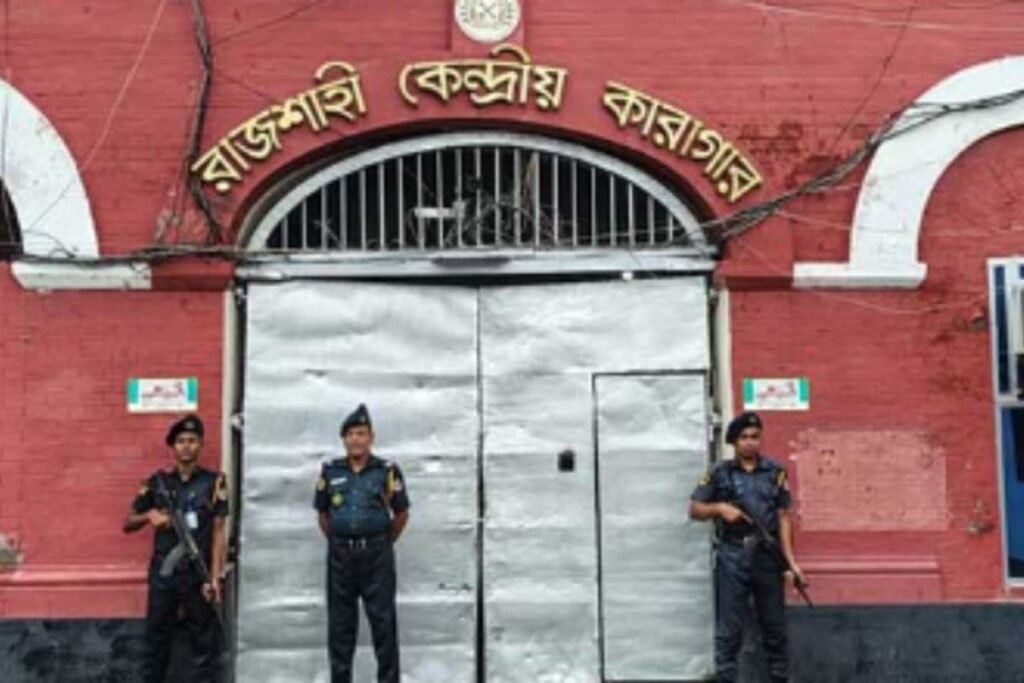 রাজশাহী কেন্দ্রীয় কারাগার: ২০০ বছরের পুরোনো ভবনে ধারণক্ষমতার দ্বিগুণ বন্দি রাজশাহী কেন্দ্রীয় কারাগার: ২০০ বছরের পুরোনো ভবনে ধারণক্ষমতার দ্বিগুণ বন্দি