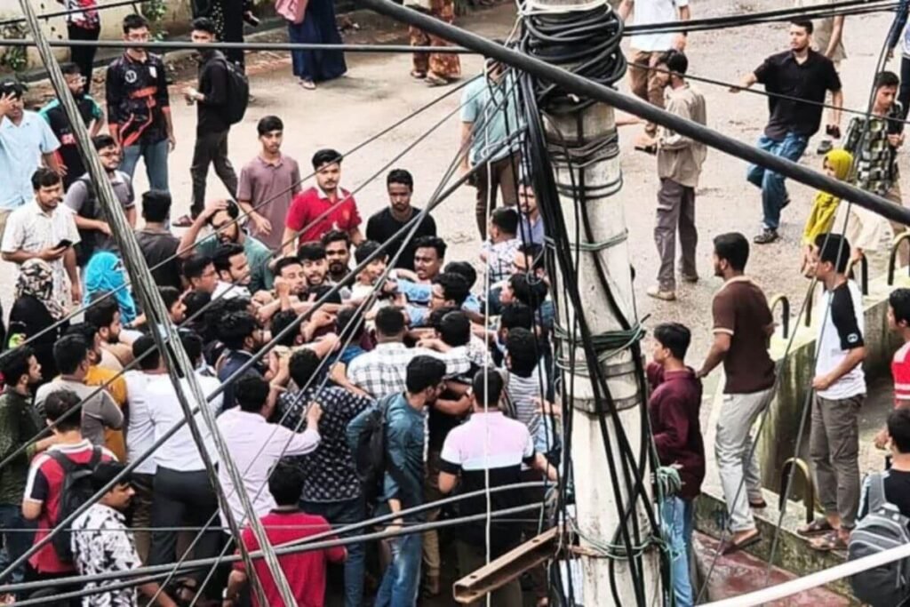 জগন্নাথ বিশ্ববিদ্যালয়ে ছাত্রদল ও ছাত্রশিবিরের মধ্যে রক্তক্ষয়ী সংঘাত ও ধাওয়া-পাল্টা ধাওয়া জগন্নাথ বিশ্ববিদ্যালয়ে ছাত্রদল ও ছাত্রশিবিরের মধ্যে রক্তক্ষয়ী সংঘাত ও ধাওয়া-পাল্টা ধাওয়া