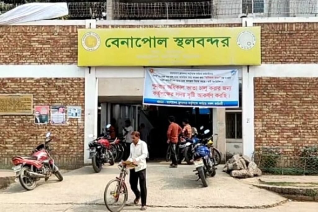 বাজার নিয়ন্ত্রণে ভারত থেকে আমদানি করা হলো কাঁচা মরিচ, বেনাপোল বন্দরে পৌঁছাল প্রথম চালান বাজার নিয়ন্ত্রণে ভারত থেকে আমদানি করা হলো কাঁচা মরিচ, বেনাপোল বন্দরে পৌঁছাল প্রথম চালান
