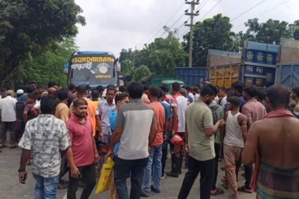 ঝিনাইদহে বাসচাপায় সেনাসদস্যের স্ত্রী নিহত, উত্তাল স্থানীয়রা ঝিনাইদহে বাসচাপায় সেনাসদস্যের স্ত্রী নিহত