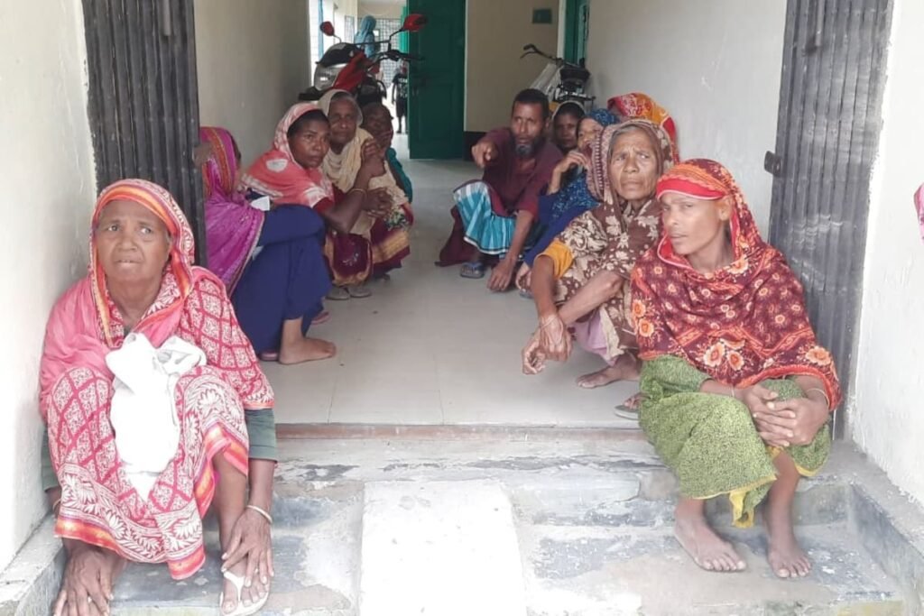 তিস্তার ভাঙনে সর্বস্বহারা ২৫ পরিবার, নিরুপায় হয়ে ইউএনও অফিসের সামনে অবস্থান তিস্তার ভাঙনে সর্বস্বহারা ২৫ পরিবার, নিরুপায় হয়ে ইউএনও অফিসের সামনে অবস্থান